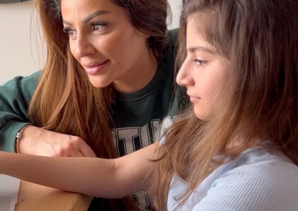 Mother helps her daughter study using the Grafari app