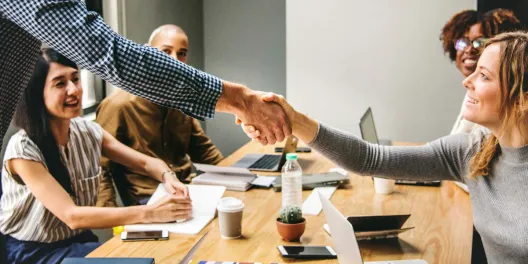 Gewinnen Sie Einblicke in die Möglichkeiten einer Partnerschaft mit Constructor Schools für Wiederverkäufer