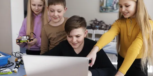 KI, Wissenschaft und Wohlbefinden: wie Constructor Tech die ganzheitlichen Bedürfnisse der Schulen bedienen kann